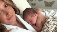 Ashley Tisdale celebra 1º mês de sua filha: "Tentando segurar cada momento"