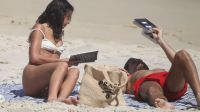 Bruna Marquezine usa bolsa de crochê avaliada em R$ 11 mil na praia