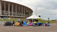 Fãs de Bruno Mars acampam debaixo de chuva para show em Brasília