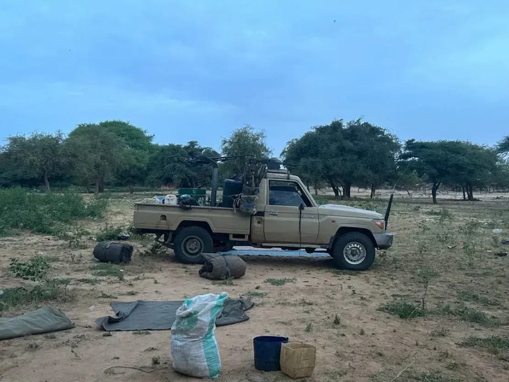 Caminhonete com metralhadoras pesadas e granadas lançadas por foguetes dos combatentes em Darfur, no Sudão