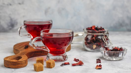 O chá de hibisco é feito com cálice seco de hibisco e oferece vitamina C e ação antioxidante