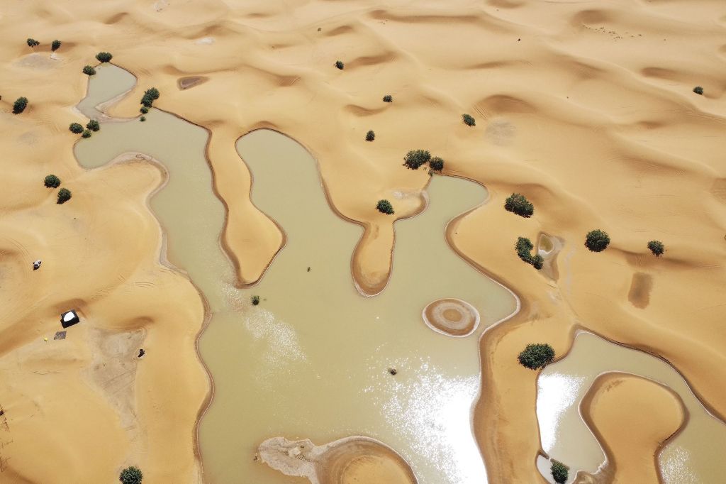 Visão dVisão de lagos formados pelas fortes chuvas entre dunas de areia é retratada na cidade desértica de Merzouga, perto de Rachidia, sudeste do Marrocos, em 2 de outubro.e lagos causados ​​por fortes chuvas entre dunas de areia é retratada na cidade desértica de Merzouga, perto de Rachidia, sudeste do Marrocos, em 2 de outubro.