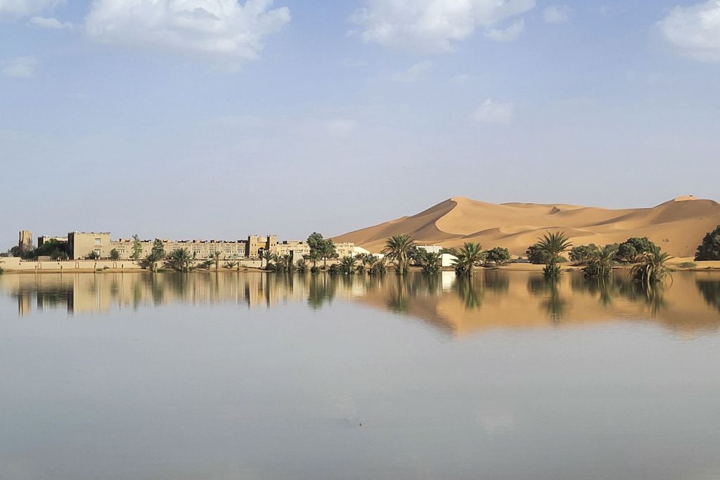 Lago formado pelas fortes chuvas é fotografado na cidade desértica de Merzouga, em 2 de outubro.