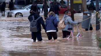 Segundo meteorologistas a chuva prevista para um ano caiu no período de oito horas na cidade de Valência