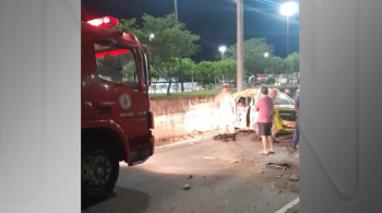 Veículo bateu contra um poste na Avenida das Américas, na zona oeste da capital fluminense