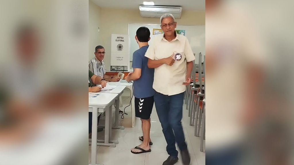 Cyro Garcia (PSTU) vota nas eleições municipais do Rio de Janeiro (RJ).