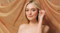 Dakota Fanning relembra infância como atriz: "Perguntas super inapropriadas"