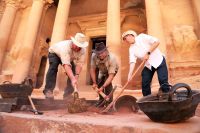 Túmulo cheio de esqueletos é encontrado sob o Tesouro em Petra, na Jordânia