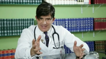 Médico apresentava reality show de cirurgias plásticas Dr. Hollywood e disse ter vida saudável