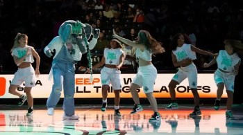 Ellie, a Elefante, anima os jogos do New York Liberty, finalista da temporada da WNBA