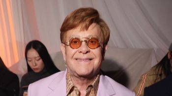 Cantor britânico fez uma performance surpresa na première do documentário "Elton John: Never Too Late", no Festival de Nova York