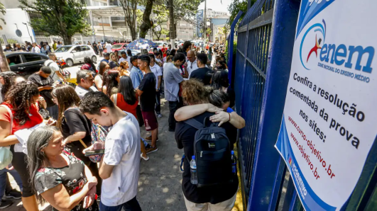 Locais de prova do Enem têm portões abertos às 12h 