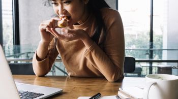 Pesquisa mostra que para 54% das pessoas, a tentação por lanches e alimentos rápidos é o principal hábito que dificulta seguir uma vida mais saudável no ambiente profissional