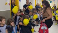 Vídeo: aluno vence câncer e ganha surpresa dos amigos ao voltar para escola