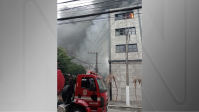 Incêndio atinge prédio comercial no Brás, em São Paulo