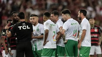 Decisões controversas de VAR em jogos do Flamengo e Fluminense levam a substituições de árbitros escalados para a Série B