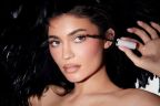 Marca de Kylie Jenner lança máscara de cílios com "até 24 horas de curvatura"