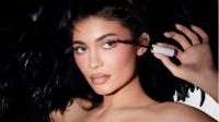 Marca de Kylie Jenner lança máscara de cílios com "até 24 horas de curvatura"