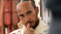 Dior lança linha de calçados sustentáveis com Lewis Hamilton