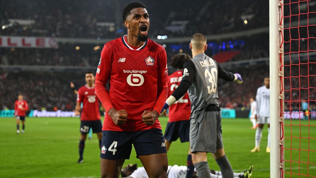 Zagueiro brasileiro Alexsandro comemora a vitória do Lille sobre o Real Madrid