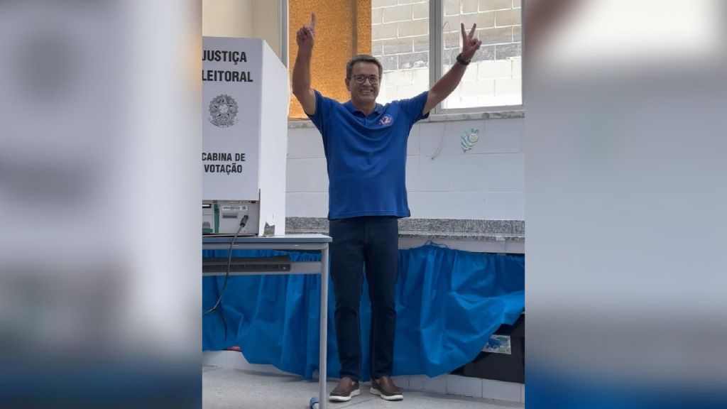 Candidato à Prefeitura de Aracaju, Luiz Roberto (PDT), vota neste domingo (27).