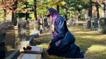 A cantora esteve no cemitério ao lado da filha Lourdes Maria