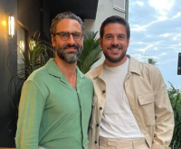 Marco Pigossi posa com marido cineasta em estreia no Festival do Rio