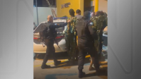 Polícia prende suspeitos que se camuflavam para invadir comunidade no Rio