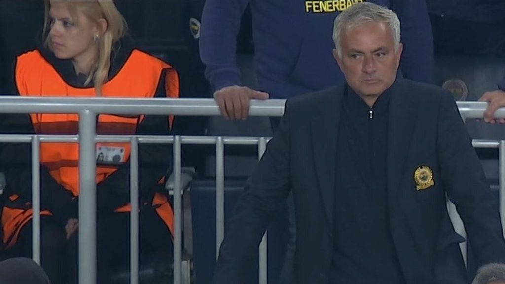 Mourinho foi expulso e assistiu jogo direto da arquibancada