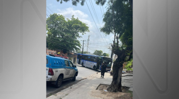 Suspeitos atearam fogo em pneus e atravessaram os coletivos para bloquear as vias durante ação policial na zona norte