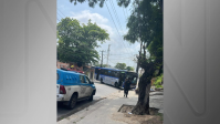 Pelo 2º dia, criminosos usam ônibus para fazer barricada contra a PM no Rio