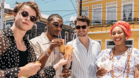 Elenco de “Outer Banks” visita estádio e come acarajé em Salvador; veja fotos