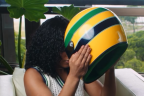 Rebeca Andrade se emociona com capacete que reproduz voz de Ayrton Senna