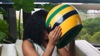 Rebeca Andrade se emociona com capacete que reproduz voz de Ayrton Senna