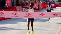 Queniana pulveriza recorde mundial da maratona com folga em Chicago