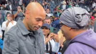 Ronaldinho Gaúcho vai a jogo da pré-temporada da NBA e reencontra Thierry Henry