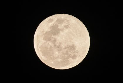 Lua do Caçador, maior Superlua do ano, é vista a partir da cidade de Rio Claro, interior de São Paulo, no dia 17 de outubro