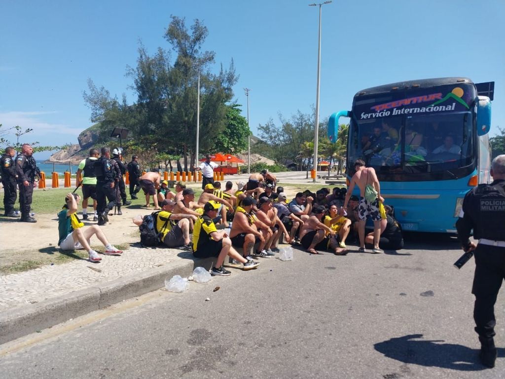 Torcedores do Peñarol detidos na Praia do Recreio, zona oeste do Rio