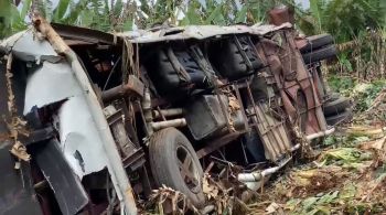 Motorista teria perdido o controle do veículo, que despencou numa ribanceira na Curva da Pedra, local conhecido pela alta incidência de acidentes