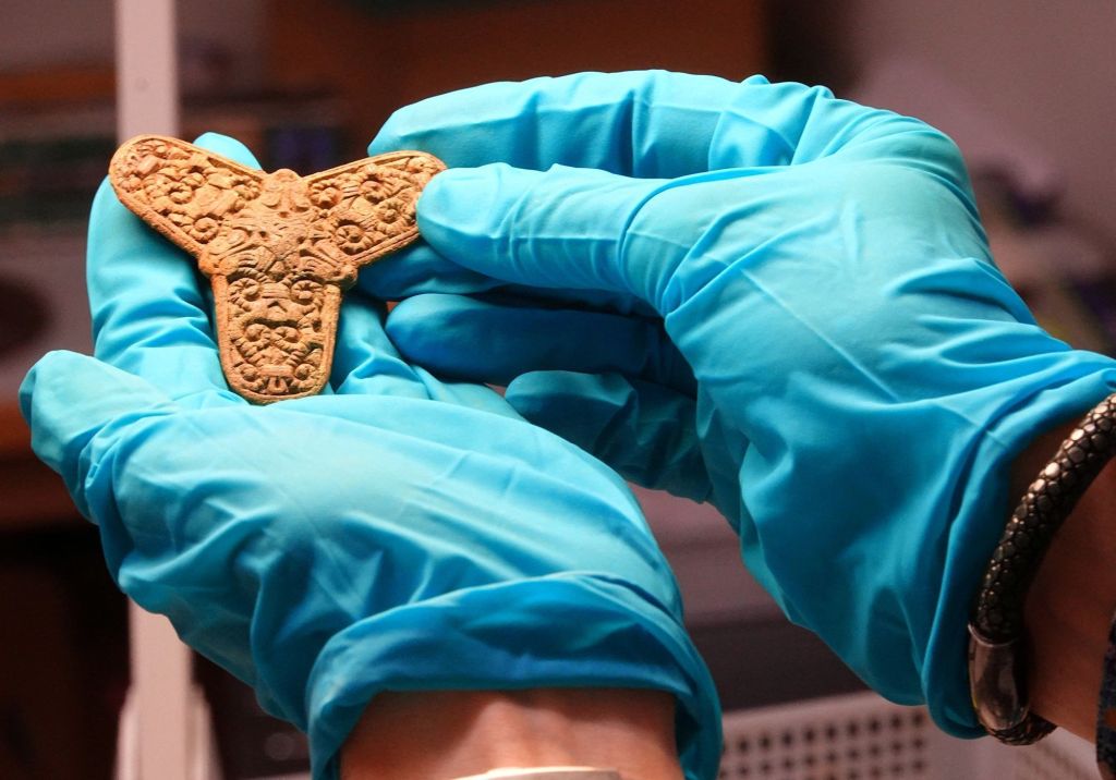 Broche encontrado em um local de sepultamento da era Viking durante uma entrevista com jornalistas em Odense, Dinamarca, em 25 de setembro de 2024