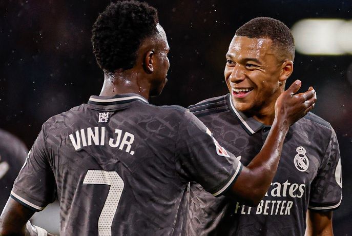 Vini Jr. e Mbappé comemoram um dos gols da vitória do Real Madrid pela LALIGA