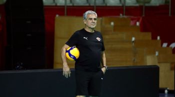 Técnico já não esteve no comando da equipe em jogo dessa terça-feira (22)