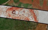 Dados do LiDAR revelam antigas construções maias (em detalhe, no centro) agrupadas no topo de uma colina, enquanto uma imagem de satélite (acima e abaixo) mostra a agricultura moderna e construção de estradas em andamento nos vales abaixo.