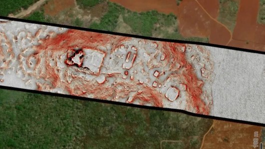 Dados do LiDAR revelam antigas construções maias (em detalhe, no centro) agrupadas no topo de uma colina, enquanto uma imagem de satélite (acima e abaixo) mostra a agricultura moderna e construção de estradas em andamento nos vales abaixo.