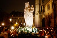 Catedral de Notre-Dame recebe de volta estátua de Virgem Maria com procissão