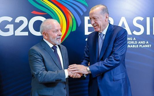 Os presidentes do Brasil, Luiz Inácio Lula da Silva (à esquerda), e da Turquia, Recep Erdogan