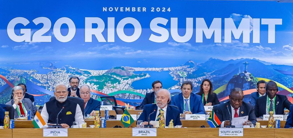 Narendra Modi (esq.), primeiro-ministro da Índia, Luiz Inácio Lula da Silva (meio), presidente do Brasil, e Cyril Ramaphosa, presidente da África do Sul (dir.), durante a Cúpula de Líderes d G20 no Rio de Janeiro