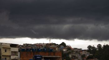 As precipitações são reflexo de uma mistura de ar quente e úmido que acabaram ganhando força