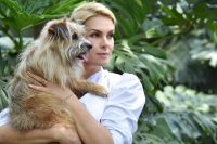 Ana Hickmann posta foto com cachorro que a defendeu do ex-marido; veja