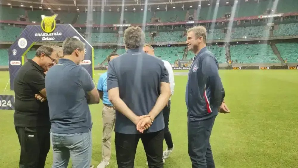 Ferran Soriano (último à direita), CEO do Grupo City, conversa com presidentes dos clubes antes da partida